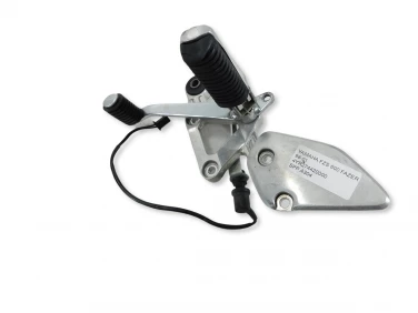SET PODNÓŻEK PRAWY PRZÓD YAMAHA FZS 600 FAZER 98-01 4YR274420000