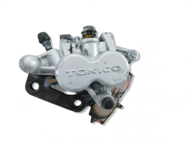 ZACISK HAMULEC PRZÓD LEWY SUZUKI VL 1500 INTRUDER LC 98-04 U-11 5930033DD0999