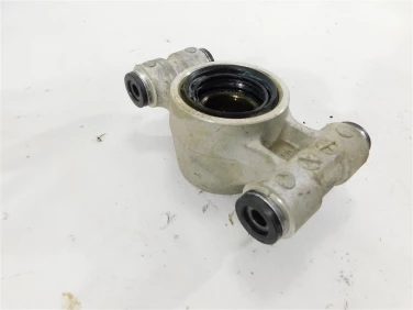 Zwrotnica prawa suzuki lt-a 700 kingquad u-11 61600-31810