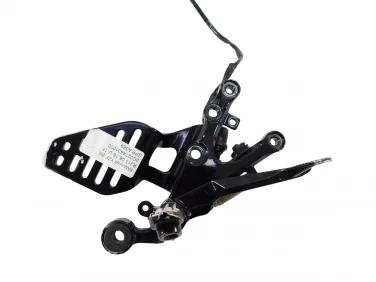 SET PODNÓŻEK PRAWY PRZÓD YAMAHA YZF-R6 RJ15 08-16 U-11 2C0274431000