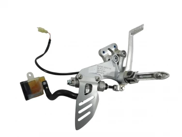 SET PODNÓŻEK PRAWY PRZÓD SUZUKI GSX-R 750 08-10 U-11 4351101H01