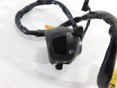 PrzeŁĄcznik lewy przÓd suzuki gsf 600 s bandit 00-04 u-11 3740026e11