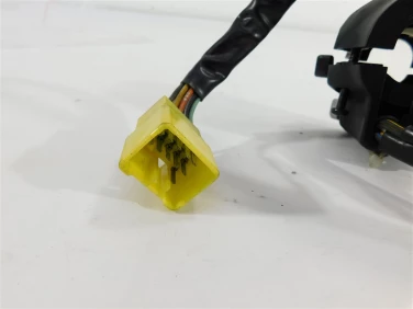 PrzeŁĄcznik lewy przÓd suzuki gsf 600 s bandit 00-04 u-11 3740026e11