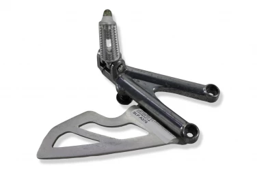 SET PODNÓŻEK LEWY PRZÓD TRIUMPH DAYTONA 675 06-08 U-11 T2082018